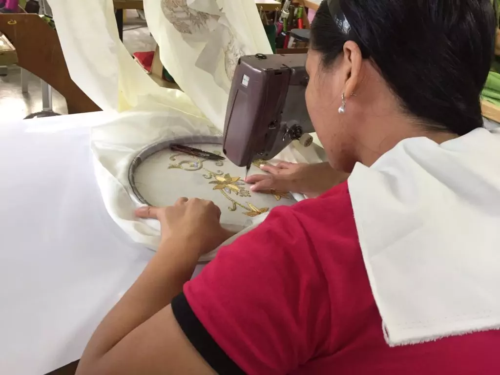 Mujer Cosiendo taller Nazaret